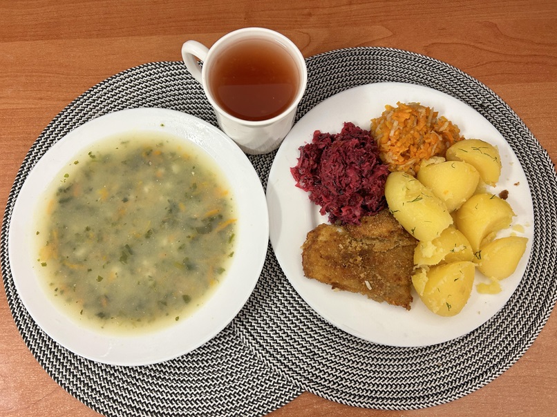 Na zdjęciu: Szpinakowa z zacierką, Ziemniaki gotowane, Ryba smażona (Dorsz), Bukiet jarzyn gotowany z olejem, Kompot owocowy, Sałatka z kapusty czerwonej z olejem